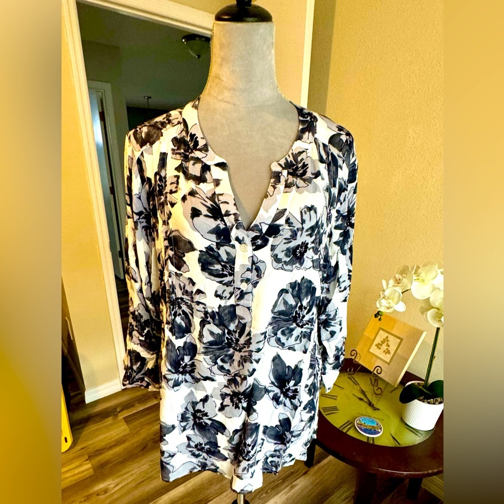 NWT blouse 2xL black and white floral